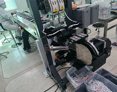 弧形轨道垂直输送机：一种安全高效的医药试剂垂直输送解决方案