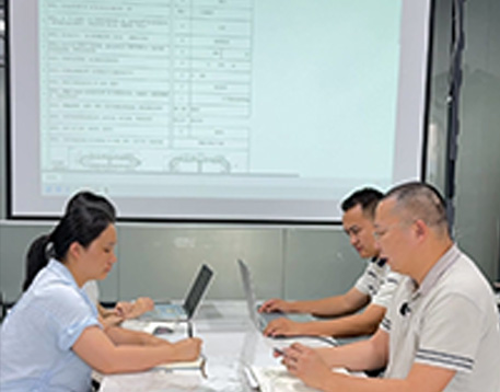 振基自动化工程师进行环形导轨输送系统三维方案设计